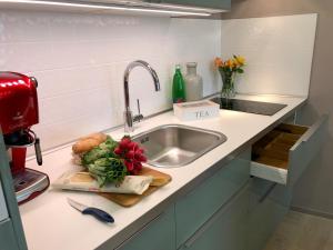 Kuchyň nebo kuchyňský kout v ubytování Art Suites Spalena