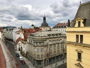 プラハにあるArt Suites Spalenaの建物のある街並み