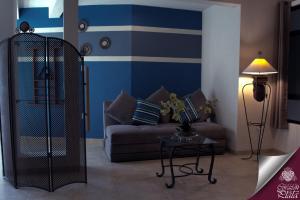 A seating area at Casa Corazon de Plata Suites