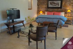A television and/or entertainment centre at Casa Corazon de Plata Suites