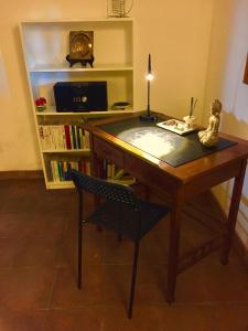 a desk with a lamp and a chair in a room at Le Due Pigne in Taranto