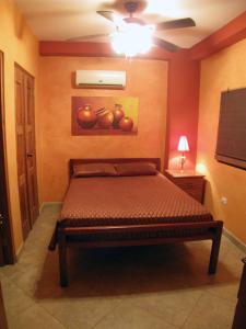 Un pat sau paturi într-o cameră la Beachfront Condo El Torreón San Juan del Sur +23 fotografii
