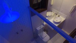 a bathroom with two sinks and two toilets at Pousada João Sol in Praia do Forte