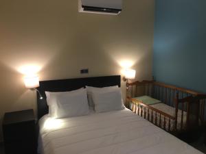 een slaapkamer met een bed met twee verlichting bij Apartamentos Basalto in Madalena +38 foto's