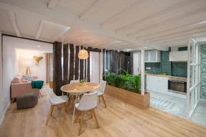 a kitchen and living room with a table and chairs at Apartamento Luscofusco in Ourense