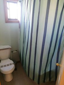 Kamar mandi di Cabaña Villarrica 1254