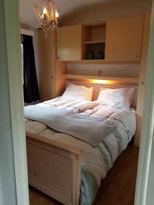 Кровать или кровати в номере Woudthuisje