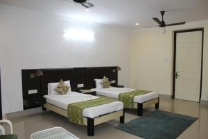 Una cama o camas en una habitación de Chowdhury's Guest House