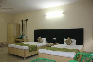 Una cama o camas en una habitación de Chowdhury's Guest House