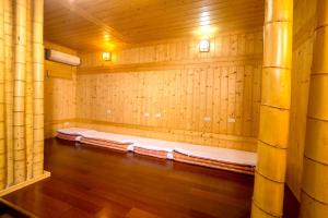 una stanza con tre materassi in una sauna di Yi Xin Homestay a Nanzhuang