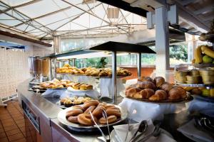 a buffet line with various types of breads and pastries at Hotel Oasi Di Kufra in Sabaudia