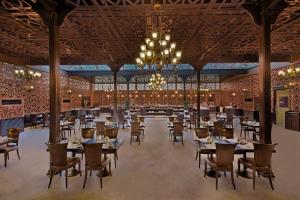 Um restaurante ou outro lugar para comer em Ezdan Hotel Doha