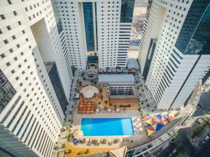 A piscina em ou perto de Ezdan Hotel Doha