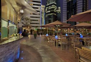Um restaurante ou outro lugar para comer em Ezdan Hotel Doha