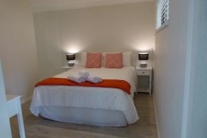 1 dormitorio con 1 cama con 2 toallas en The Sanctuary at Paradise Beach B&B en Sanctuary Point