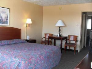 En eller flere senger på et rom på Western Ridge Motel