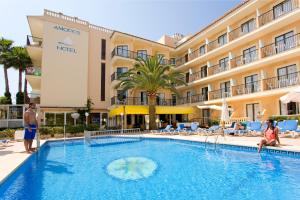 Baseinas apgyvendinimo įstaigoje Hotel Amoros arba netoliese