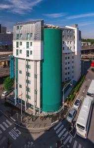 einen Blick über ein Gebäude mit einem großen grünen Gebäude in der Unterkunft Hotel Reseda in Bagnolet