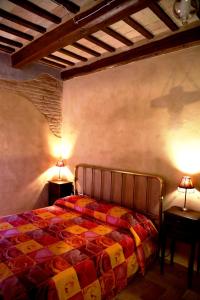 ein Schlafzimmer mit einem Bett und zwei Lampen an Tischen in der Unterkunft B&B Mik e Ramo in Abbadia di Fiastra