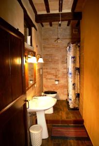 ein Bad mit einem Waschbecken und einem WC in der Unterkunft B&B Mik e Ramo in Abbadia di Fiastra