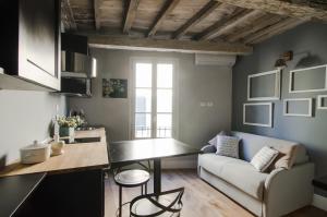 una cucina e un soggiorno con tavolo e divano di Casetta Rosina a Firenze