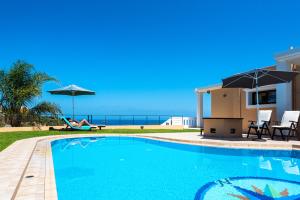 スタロスにあるNikola's Villa Stalos Chaniaの海の景色を望むスイミングプール