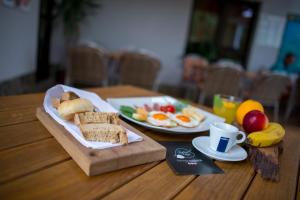 斯洛文尼亞科尼採的住宿－Gostisce Ulipi，一张桌子,上面放着一盘食物和一盘面包及水果