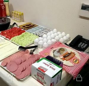 ein Tisch mit einem Buffet in der Unterkunft Feza Otel in Trabzon