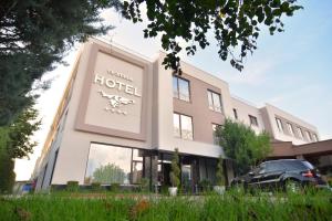 um hotel com uma placa em frente a um edifício em Te Stela Resort & SPA em Tirana