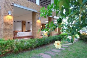 Habitación de hotel con cama y jardín en Samerdrow Khao Yai, en Mu Si