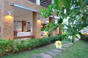 Habitación de hotel con cama y jardín en Samerdrow Khao Yai en Mu Si