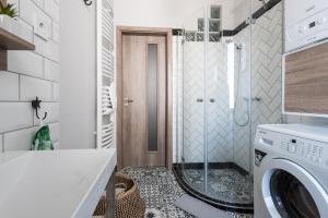 - une buanderie avec un lave-linge et un sèche-linge dans l'établissement Csapô Apartment, à Debrecen