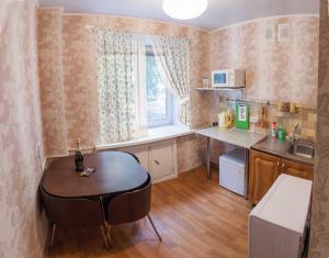 A kitchen or kitchenette at 1kv Khar'kovskaia 69 (1)