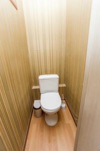 ein kleines Bad mit WC in einem Zimmer in der Unterkunft 1kv Khar'kovskaia 69 (1) in Tjumen