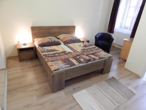 1 dormitorio con cama, escritorio y silla en Csillagvirág Apartman, en Mosonmagyaróvár