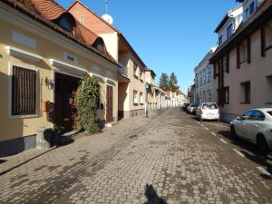 モションマジャローヴァールにあるCsillagvirág Apartmanの車を停めた町の石畳の通り