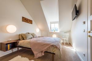 1 dormitorio con 1 cama y 1 mesa en Angel House Vilnius 38A, en Vilna
