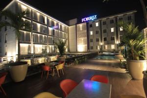 Bazén v ubytování Forriz Hotel Yogyakarta nebo v jeho okolí