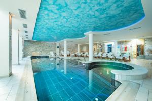 
Der Swimmingpool an oder in der Nähe von Hotel Alpenrose Wellness
