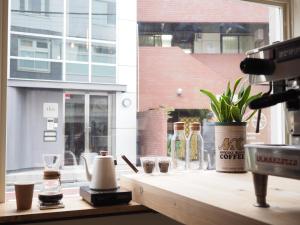 Příslušenství pro přípravu čaje a kávy v ubytování almond hostel & cafe Shibuya + 26 fotografií