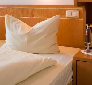 Ein Bett oder Betten in einem Zimmer der Unterkunft Moselstern Hotel Brixiade &Triton