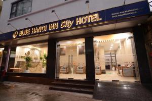 Blue Hanoi Inn City Hotel في هانوي: a store front of a blue haruki inn sixty hotel