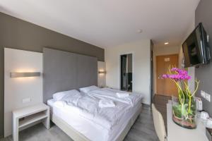 Postel nebo postele na pokoji v ubytování Hôtel Prealpina