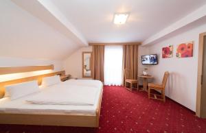 מיטה או מיטות בחדר ב-Hotel Alpenblick Attersee-Seiringer KG