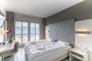 Postel nebo postele na pokoji v ubytování Hôtel Prealpina + 37 fotografií