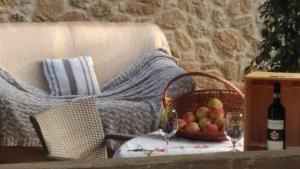 una cesta de fruta en una mesa junto a un sofá en Agriturismo Raggio di Sole, en Montepulciano