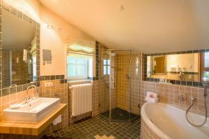 Koupelna v ubytování Hotel Leeberghof + 37 fotografií