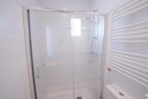 マドリードにあるFor You Rentals Acacias apartment ACA11のバスルーム(シャワー、ガラス張りのシャワー付)が備わります。