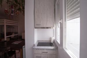 Kuchyň nebo kuchyňský kout v ubytování For You Rentals Acacias apartment TEMPORAL ACA11
