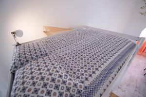 łóżko z czarno-białą kołdrą w obiekcie For You Rentals Acacias apartment ACA11 w Madrycie